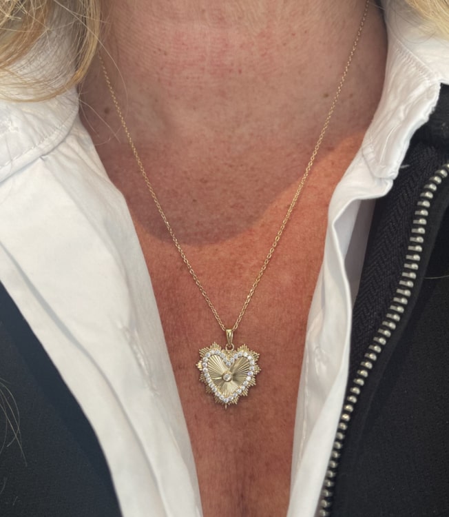 Collier Apollo: collier composé dune chaine fine et dun pendentif coeur en zirconiums blancs entouré dun joli soleil strié. En plaqué or 3 microns