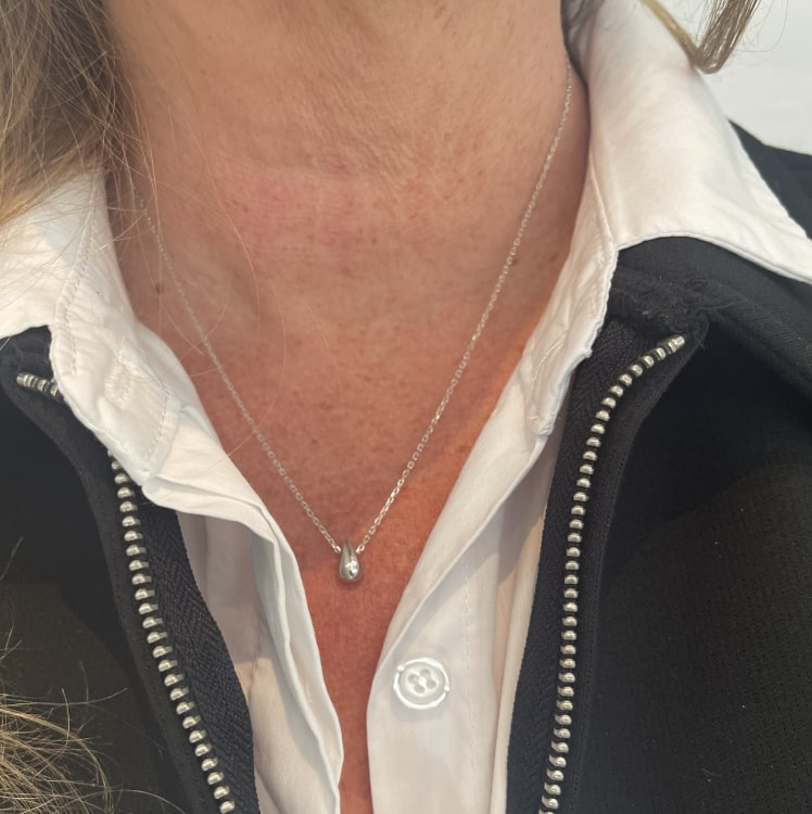 Collier Maylis : Collier composé dune chaine fine et dun joli pendentif en forme de goutte. En argent 925 rhodie