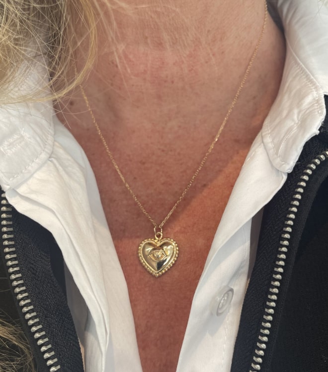 Nathan: collier composé dune chaine fine et dun pendentif coeur doté dun petit oeil en relief en son centre. En plaqué or 3 microns