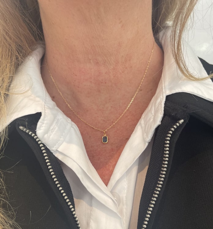 Collier Nelson : Collier composé dune chaine fine et dun pendentif rectangulaire serti dun oxyde de zirconium teinté bleu. En plaqué or 3 microns