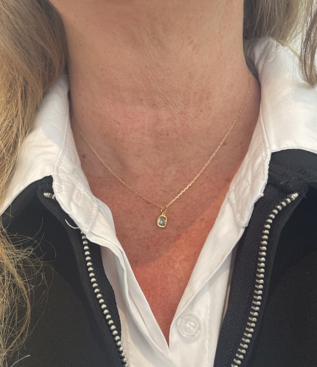 Collier Nelson : Collier composé dune chaine fine et dun pendentif rectangulaire serti dun oxyde de zirconium vert deau. En plaqué or 3 microns