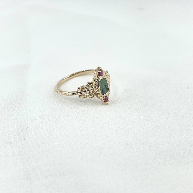Imani: Bague sertie dune pierre verte en jaspe dalmatien et de deux oxydes de zirconium fuchsia. En plaqué or 3 microns