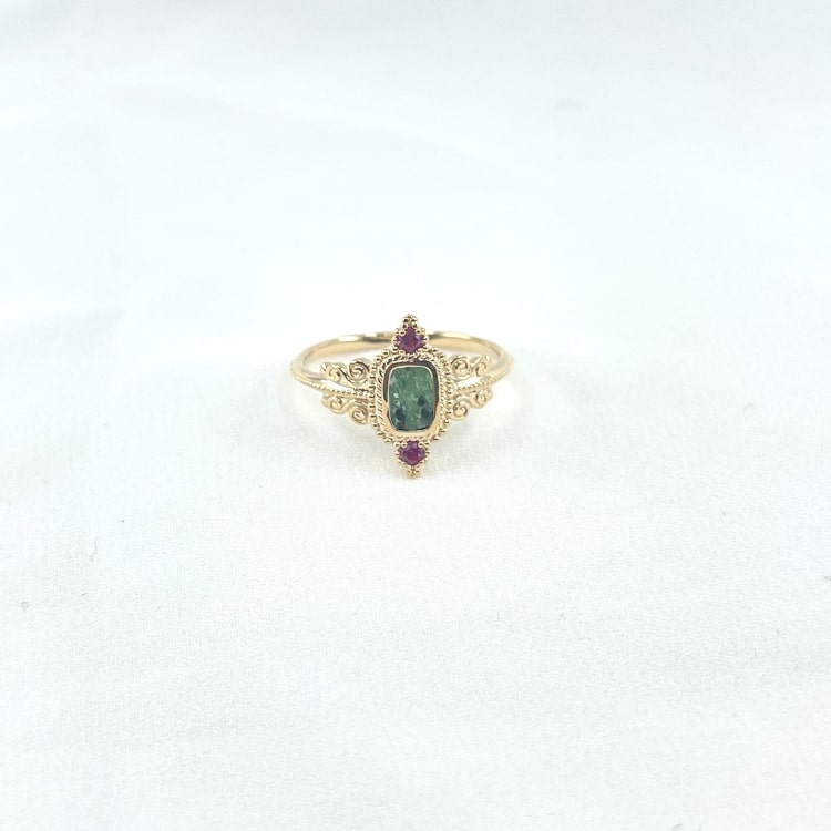 Imani: Bague sertie dune pierre verte en jaspe dalmatien et de deux oxydes de zirconium fuchsia. En plaqué or 3 microns