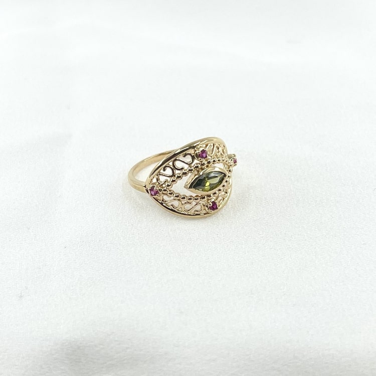 Oriane: bague oeil aux jolis détails dentelés sertie doxydes de zirconium vert et fuchsia. En plaqué or 3 microns