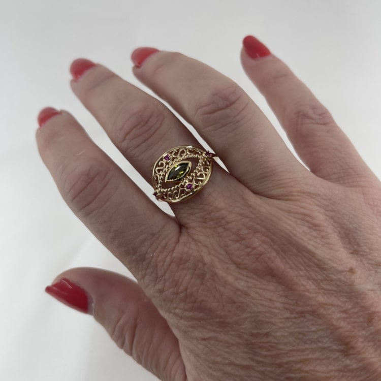 Oriane: bague oeil aux jolis détails dentelés sertie doxydes de zirconium vert et fuchsia. En plaqué or 3 microns