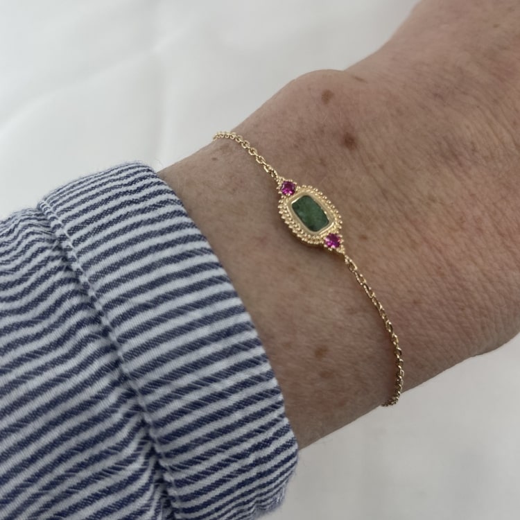 Imani: Bracelet composé dune chaine fine sertie dune pierre verte en jaspe dalmatien et de deux oxydes de zirconium fuchsia. En plaqué or