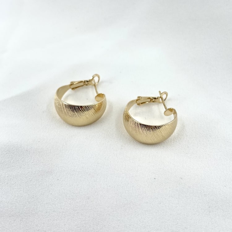 Creoles Amelie : de jolies boucles doreilles épaisses, délicatement striées, ultra légères et lumineuses. En plaqué or 3 microns