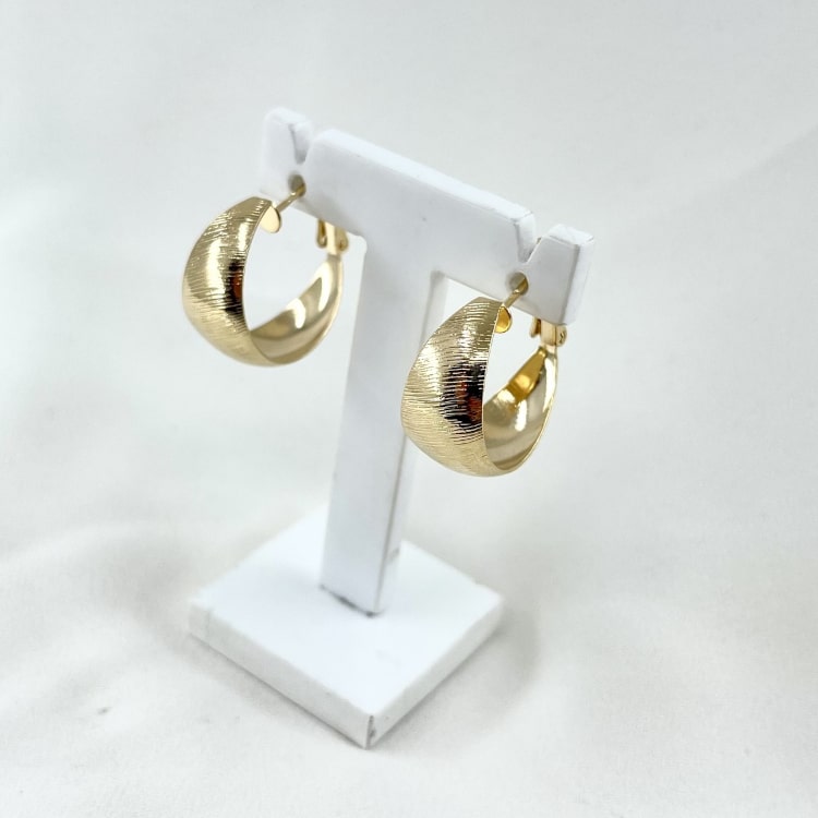 Creoles Amelie : de jolies boucles doreilles épaisses, délicatement striées, ultra légères et lumineuses. En plaqué or 3 microns