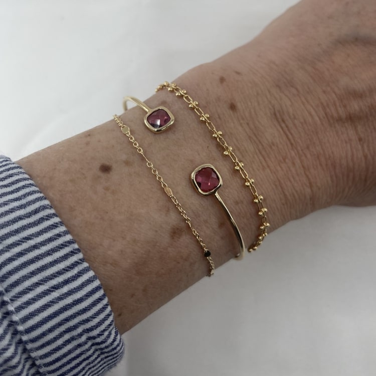 Jonc Edgar : jonc ouvert fin et délicat orné de deux oxydes de zirconium aux extrémités de couleur rose pale. En plaqué or 3 microns