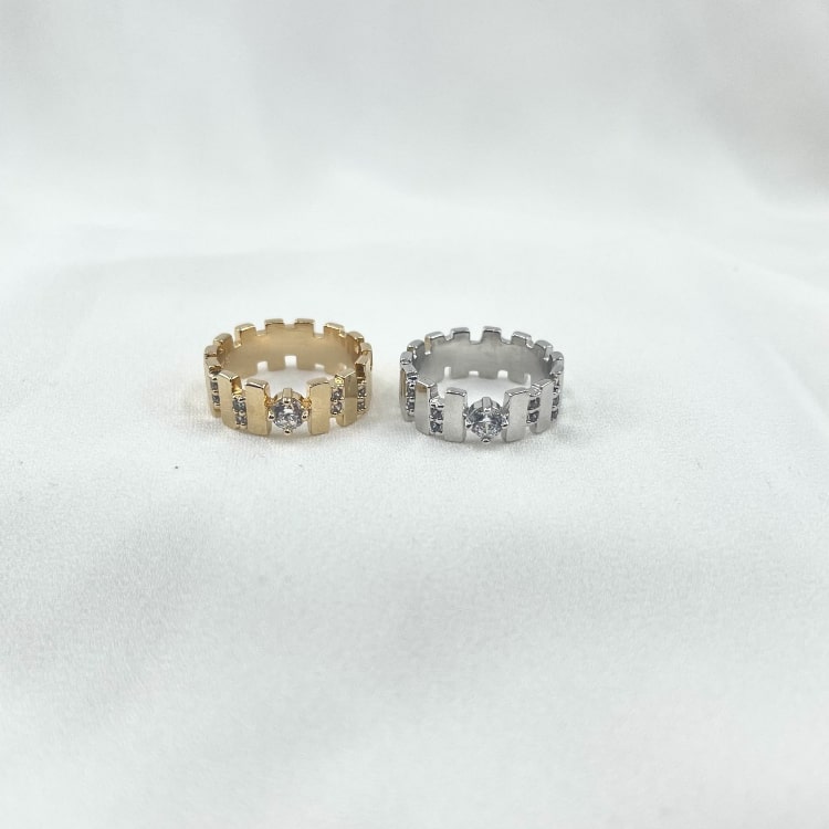 Bague Betina: Bague au design contemporain accompagnée doxydes de zirconiums blancs. En plaqué or 3 microns 18 carats et en argent 925 rhodié