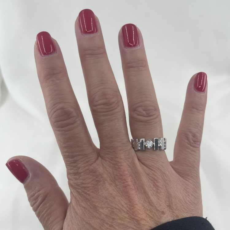Bague Betina : Bague au design contemporain accompagnée doxydes de zirconiums blancs. En argent 925 rhodié