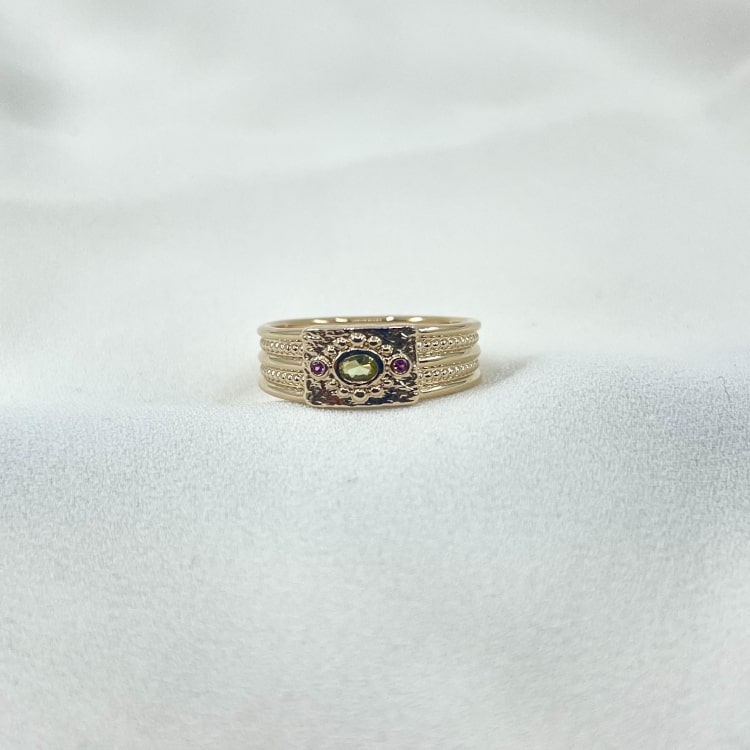 Bague Constance: Bague à lallure de bijou ancien sertie de zirconiums vert et violets, en plaqué or 3 microns.