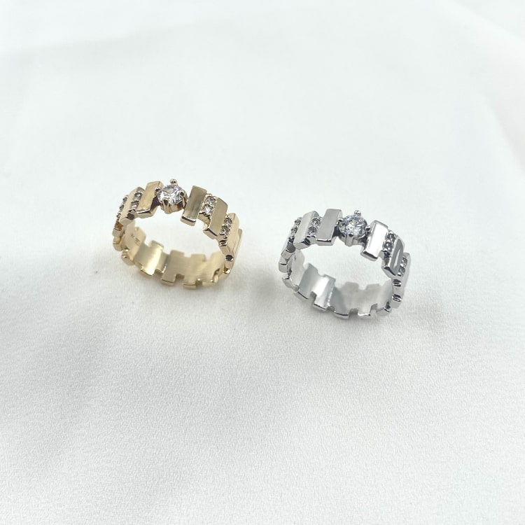 Bague Betina: Bague au design contemporain accompagnée doxydes de zirconiums blancs. En plaqué or 3 microns et en argent 925