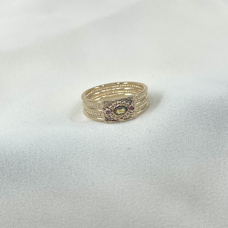 Bague Constance: Bague à lallure de bijou ancien sertie de zirconiums vert et violets, en plaqué or 3 microns.