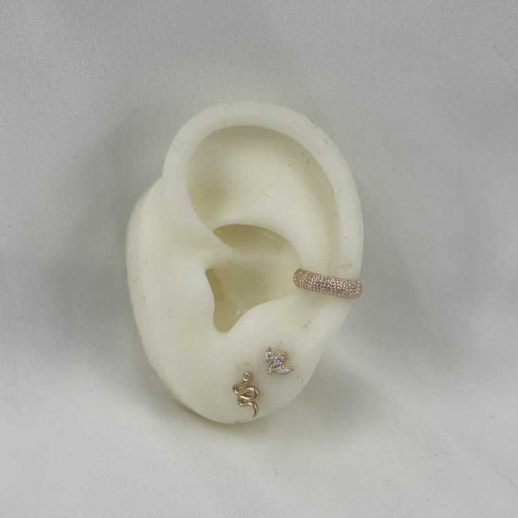 Bague Oreille Solana :  bijou doreille (ear cuff) délicatement rainuré et lumineux.  En plaqué or 3 microns 18 carats