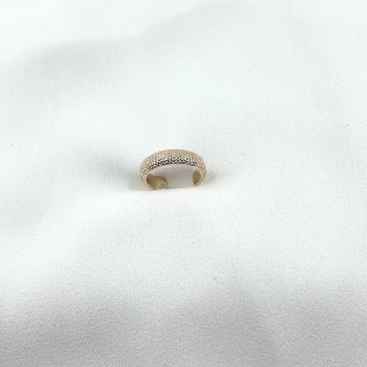 Bague Oreille Solana:  bijou doreille (ear cuff) délicatement rainuré et lumineux.  En plaqué or 3 microns 18 carats