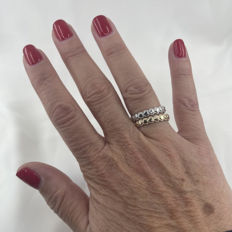 Bague Sabine: Bague fine et ronde aux jolis détails perlés. Existe en plaqué or 3 microns et en argent 925 rhodié