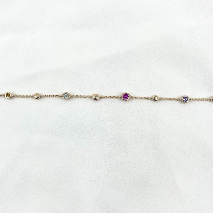 Bracelet Charles: Bracelet composé de 4 zirconiums teintés et de 4 petites boules dorées, en plaqué or 3 microns 18 carats