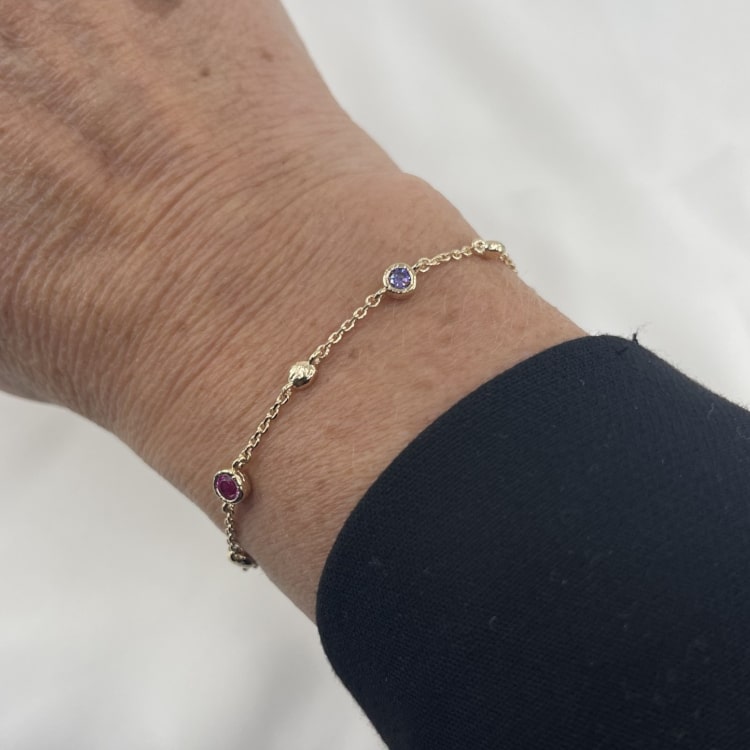 Bracelet Charles: Bracelet composé de 4 zirconiums teintés et de 4 petites boules dorées, en plaqué or 3 microns 18 carats