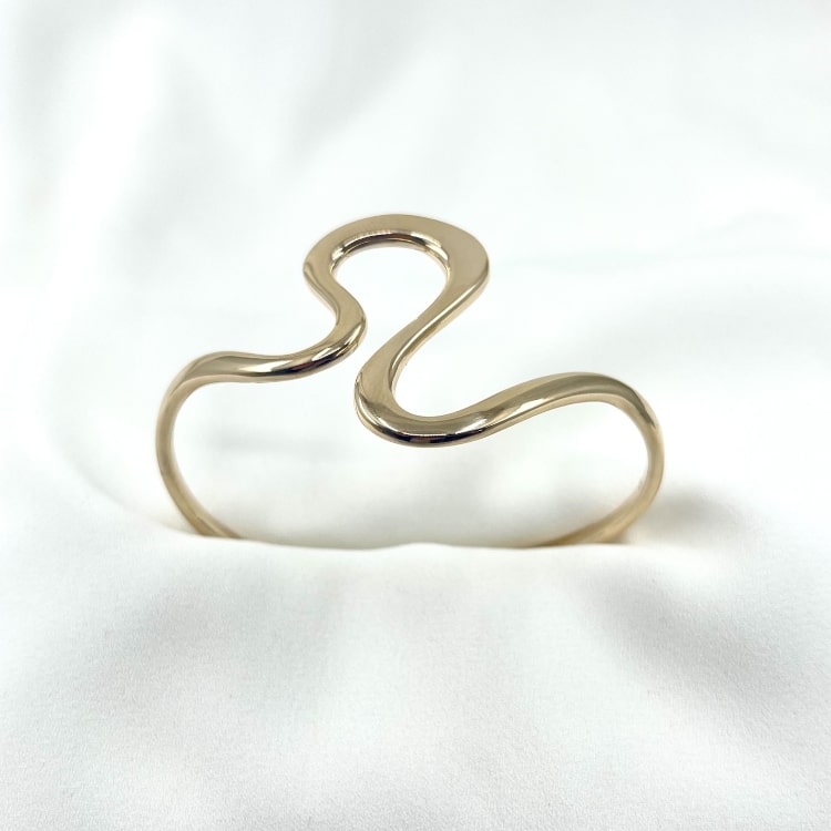 Jonc Marceau:  jonc ouvert lisse et lumineux au design original.  En plaqué or 3 microns 18 carats