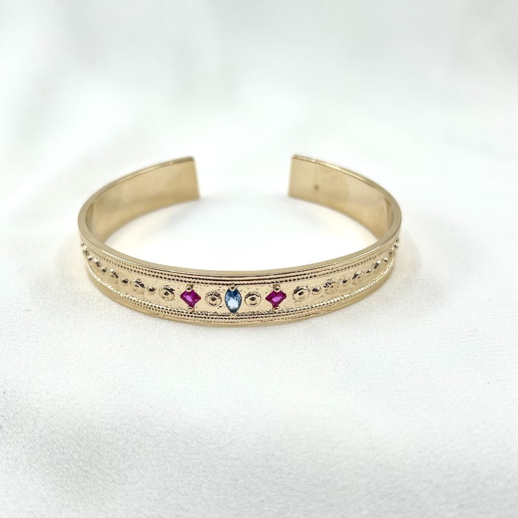 Jonc solal : jonc à lallure de bijou ancien délicatement travaillé et serti de zirconiums rose et bleu. En plaqué or 3 microns 18 carats