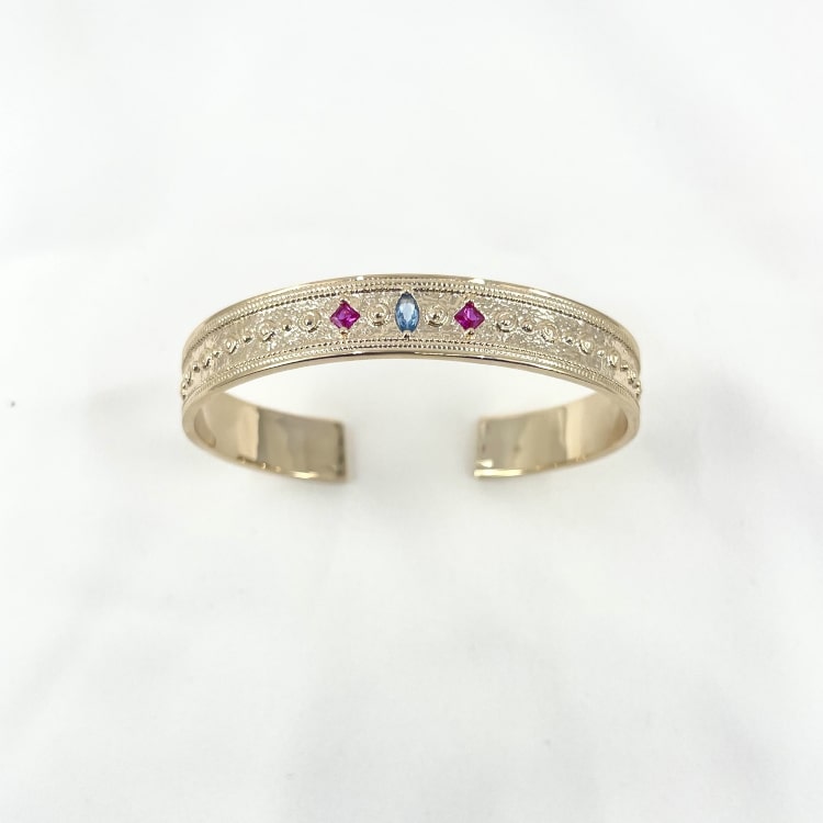 Jonc solal: jonc à lallure de bijou ancien délicatement travaillé et serti de zirconiums rose et bleu. En plaqué or 3 microns 18 carats