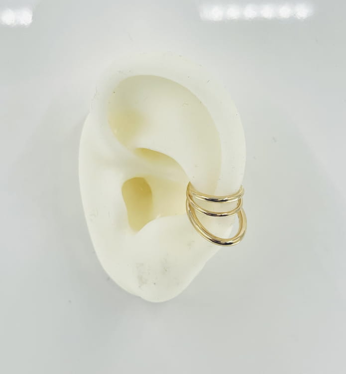 Earcuff Giulia: bague doreille composée de 3 anneaux qui épousera votre oreille en toute élégance. En plaqué or 3 microns 18 carats