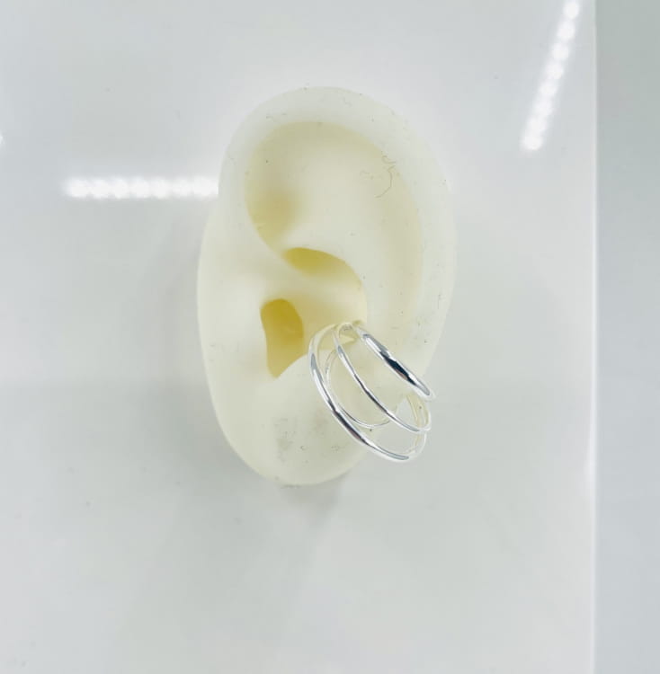 Earcuff Chlotide:  bijou doreille composé de 4 cercles de tailles différentes. En argent 925