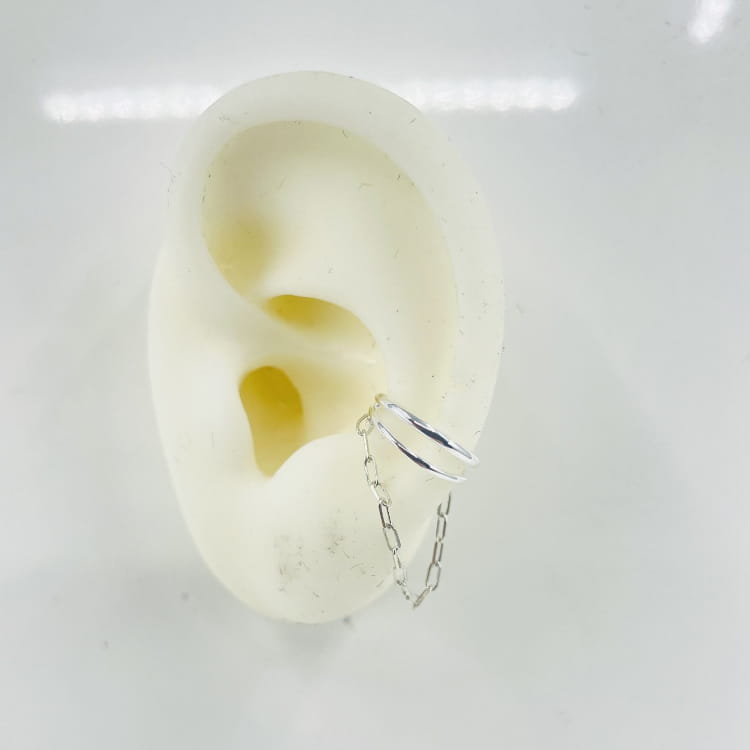 Earcuff Nathalia : bague doreille double agrémentée dune chaine venant épouser votre oreille avec légèreté. En plaqué or et argent 925
