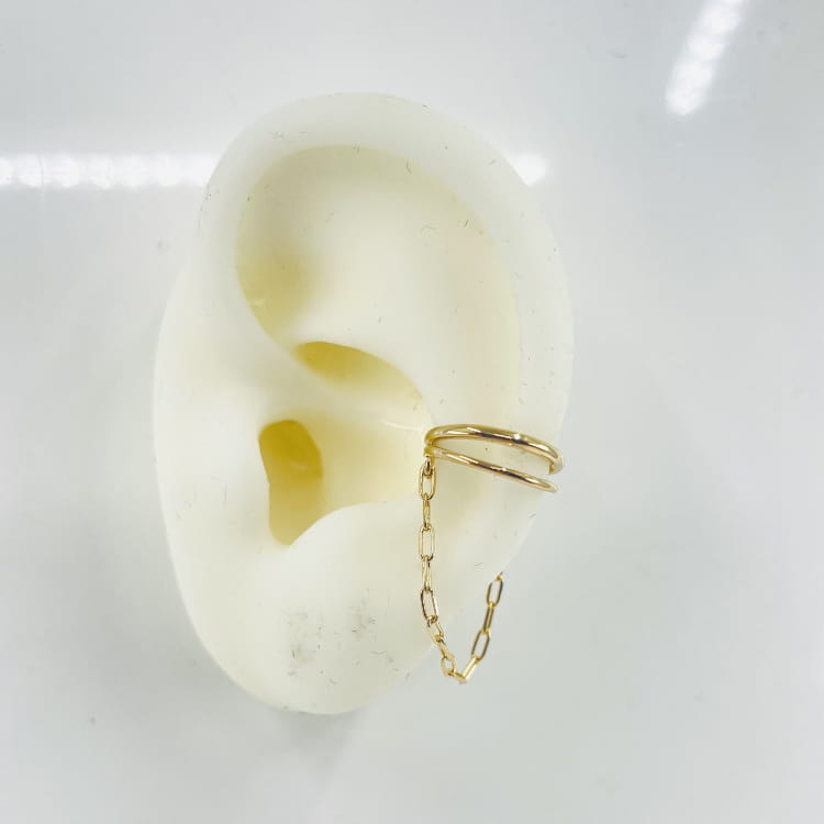 Earcuff Nathalia: bague doreille double agrémentée dune chaine venant épouser votre oreille avec légèreté. En plaqué or et argent 925