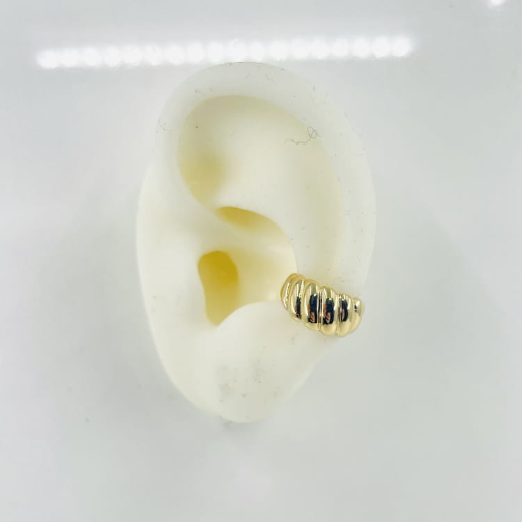 Earcuff Sylvia: jolie bague doreille large et rainurée qui apportera une touche rock à vos tenues. En plaqué or 3 microns 18 carats
