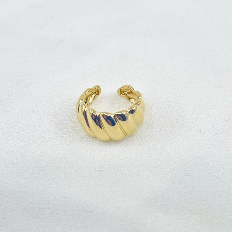 Earcuff Sylvia: jolie bague doreille large et rainurée qui apportera une touche rock à vos tenues. En plaqué or 3 microns 18 carats