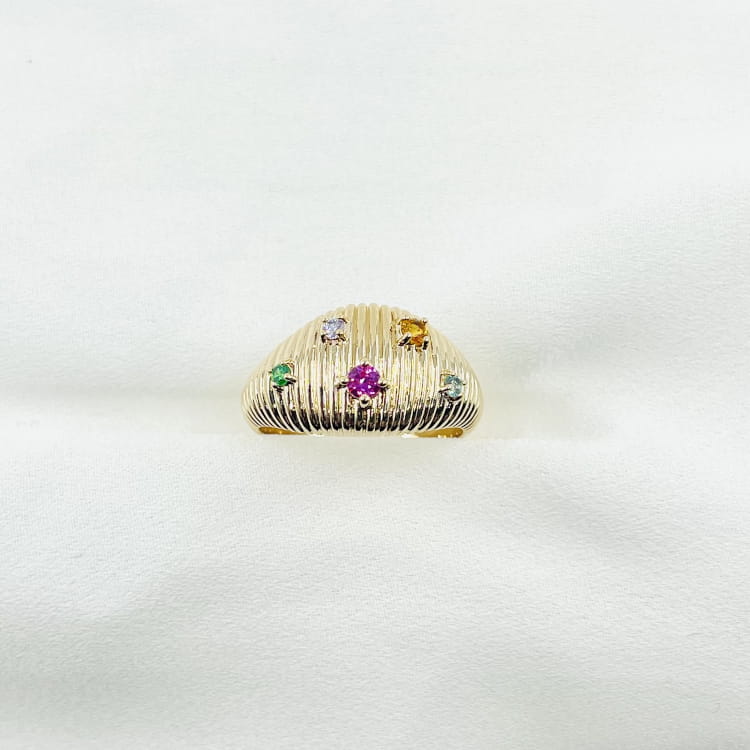 Bague Solene: Bague rainurée sertie de cinq oxydes de zirconium colorés. En plaqué or 3 microns