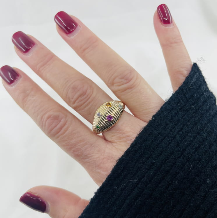 Bague Solene : Bague rainurée sertie de cinq oxydes de zirconium colorés. En plaqué or 3 microns