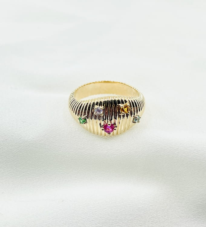 Bague Solene : Bague rainurée sertie de cinq oxydes de zirconium colorés. En plaqué or 3 microns