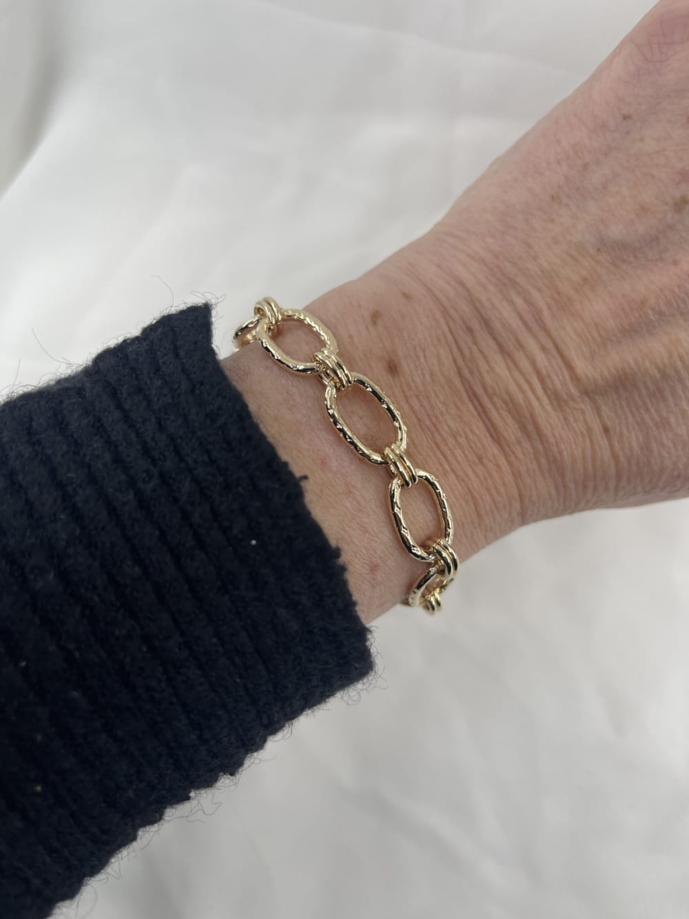 Bracelet Armand : bracelet large et ajouré en maille rectangulaire délicatement travaillée. En plaqué or 3 microns 18 carats