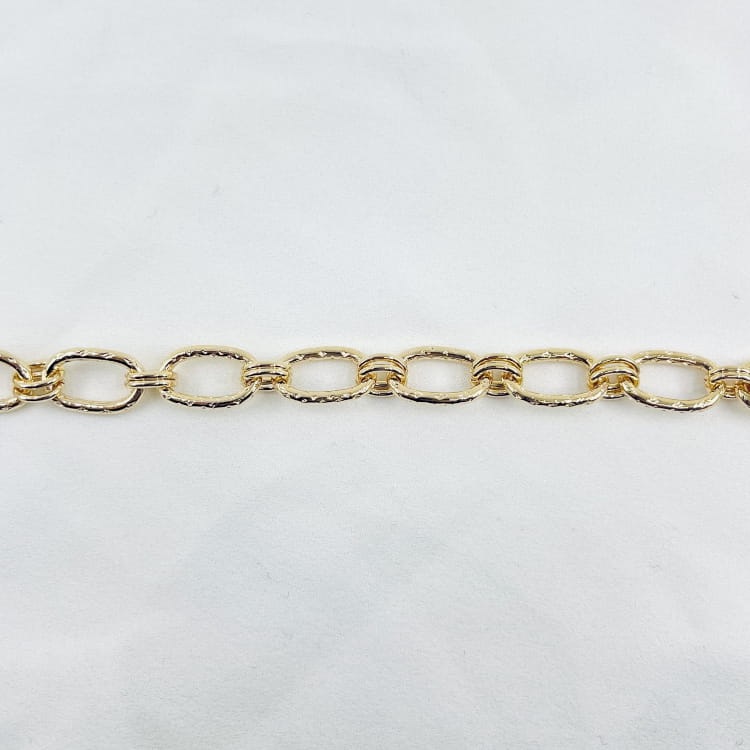 Bracelet Armand: bracelet large et ajouré en maille rectangulaire délicatement travaillée. En plaqué or 3 microns 18 carats
