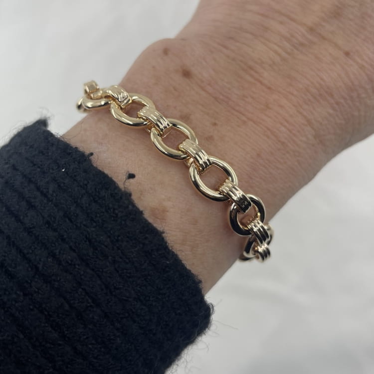 Bracelet Doris: bracelet en maille ovale légèrement épaisse et aux jolis détails striés. En plaqué or 3 microns 18 carats