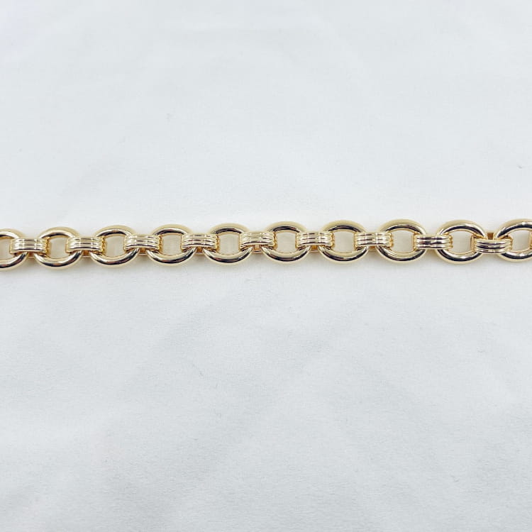 Bracelet Doris: bracelet en maille ovale légèrement épaisse et aux jolis détails striés. En plaqué or 3 microns 18 carats