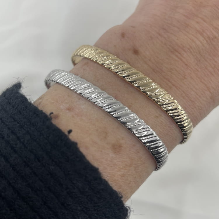 Jonc Jerome: bracelet rigide large et ouvert aux jolis détails rainurés et striés. En plaqué or et en argent 925