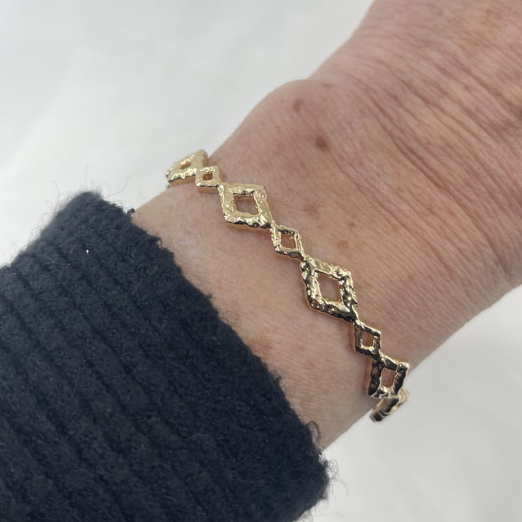 Jonc Romain: bracelet rigide ouvert et martelé aux délicates formes triangulaires. En plaqué or 3 microns 18 carats