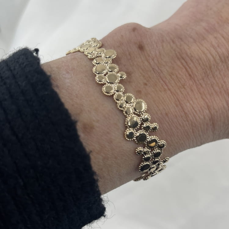 Jonc Sunn: bracelet rigide ouvert et irrégulier composé de petits ronds perlés de tailles différentes. En plaqué or 3 microns  18 carats