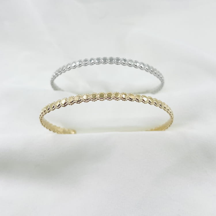 Jonc sabine: bracelet rigide ouvert et fin composé de petits cercles perlés facile à porter seul ou non! En plaqué or 3 microns et en argent 925