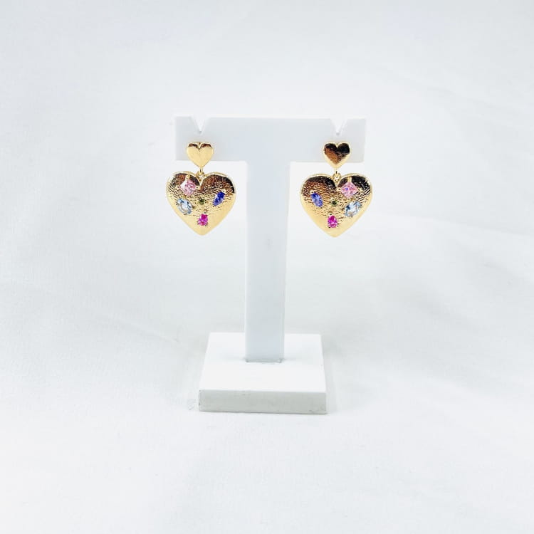 Boucles doreilles Joey: de jolis cœurs incrustés doxydes de zirconiums colorés. En plaqué or 3 microns 18 carats.