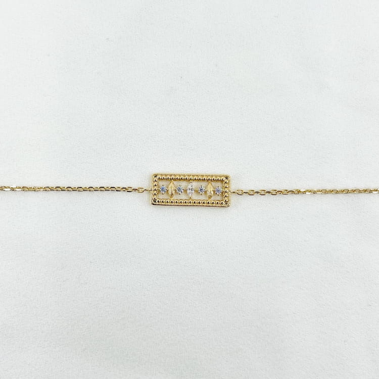 Bracelet Yvan: bracelet doté dun joli rectangle perlé incrusté doxydes de zirconiums blancs. En plaqué or 3 microns