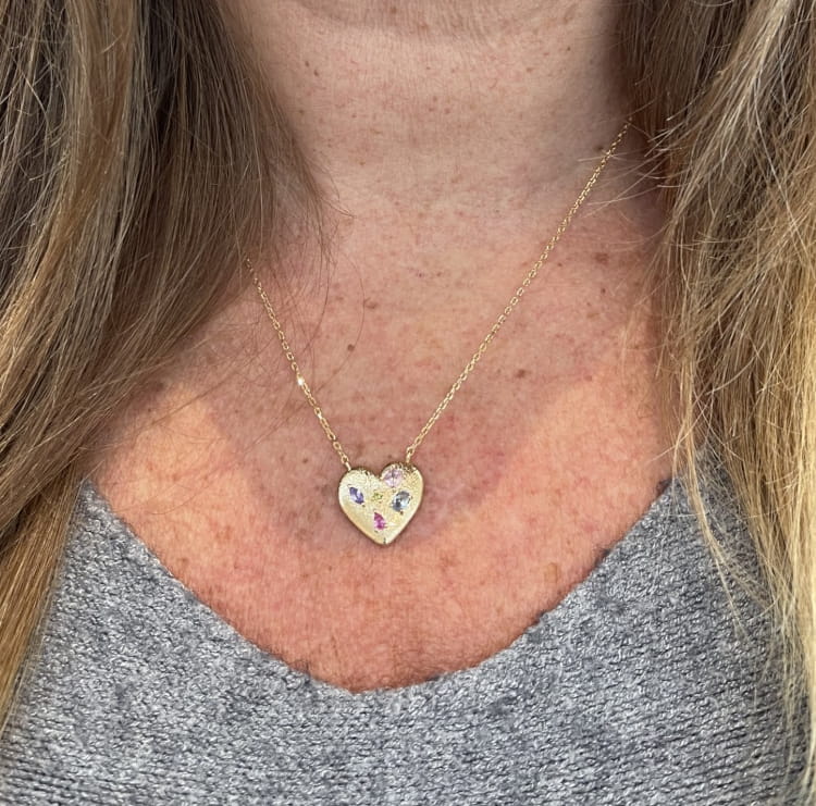 Collier Joey: collier composé dune chaine fine et dun joli cœur orné de 5 oxydes de zirconiums colorés. En plaqué or 3 microns 18 carats