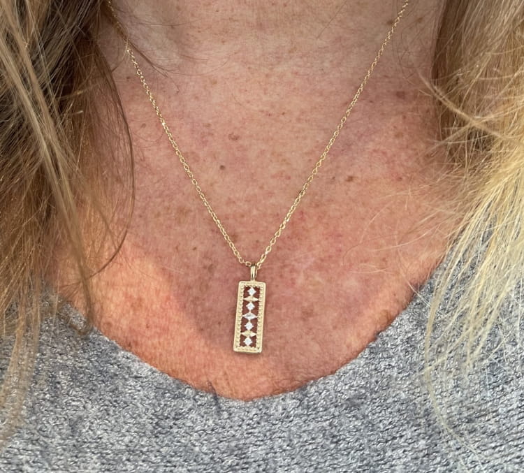 Collier Yvan : Collier composé dune chaine fine et dun pendentif rectangulaire incrusté de zirconiums blancs. En plaqué or 3 microns 18 carats