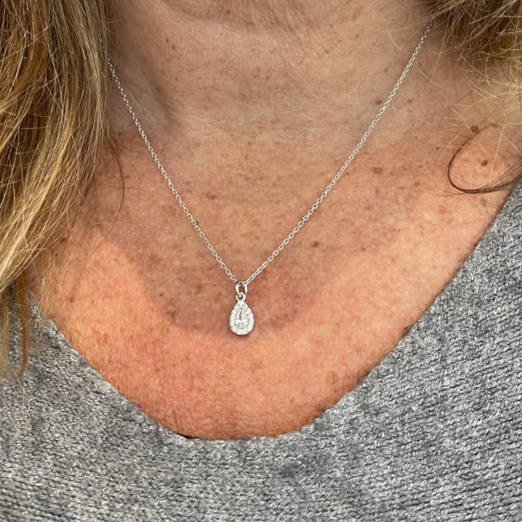 Collier Zohar: Collier composé dune chaine fine et dun pendentif en forme de goutte orné de zirconiums blancs. En argent 925.