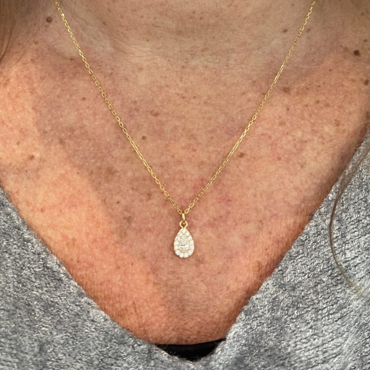 Collier Zohar: Collier composé dune chaine fine et dun pendentif en forme de goutte orné de zirconiums blancs. En plaqué or 3 microns 18 carats.