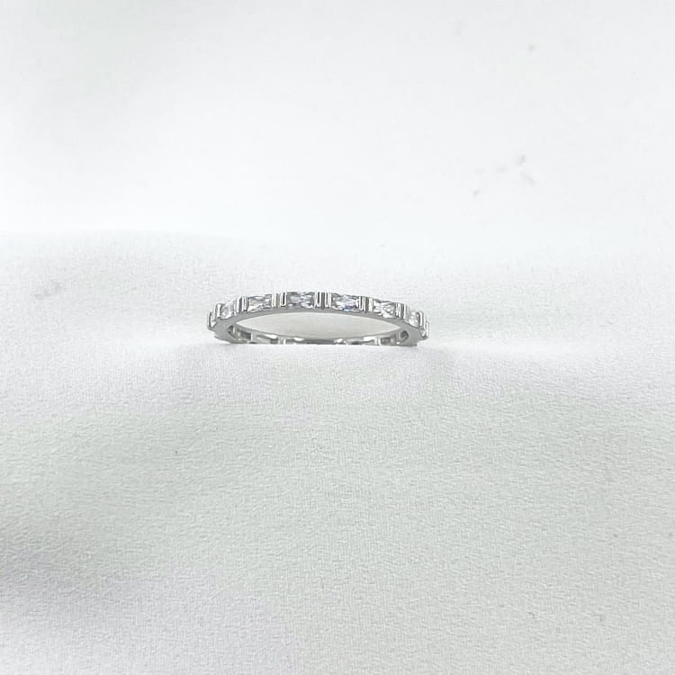 Bague Ysia : Bague composée de petits zirconiums rectangulaires blancs. En argent 925